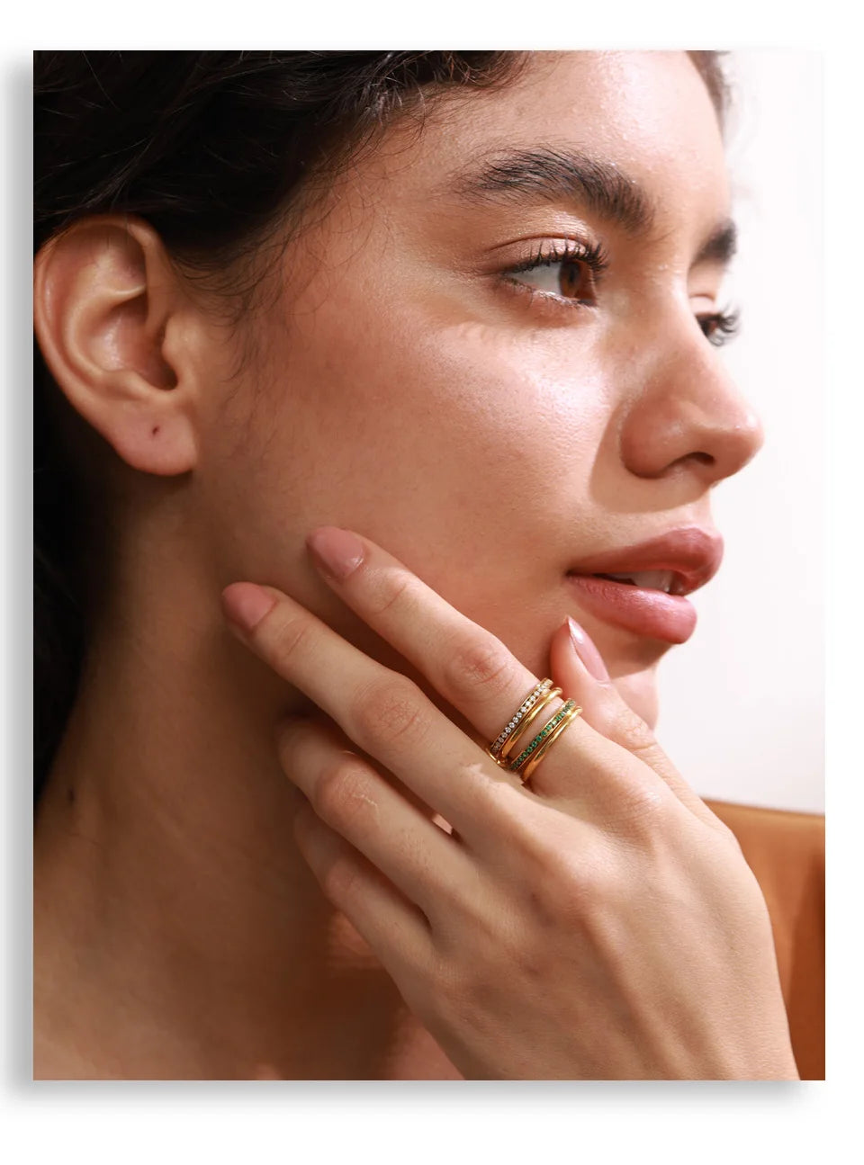 White cubic zirconia geometric ring in 18K gold-plated stainless steel with cubic zirconia.