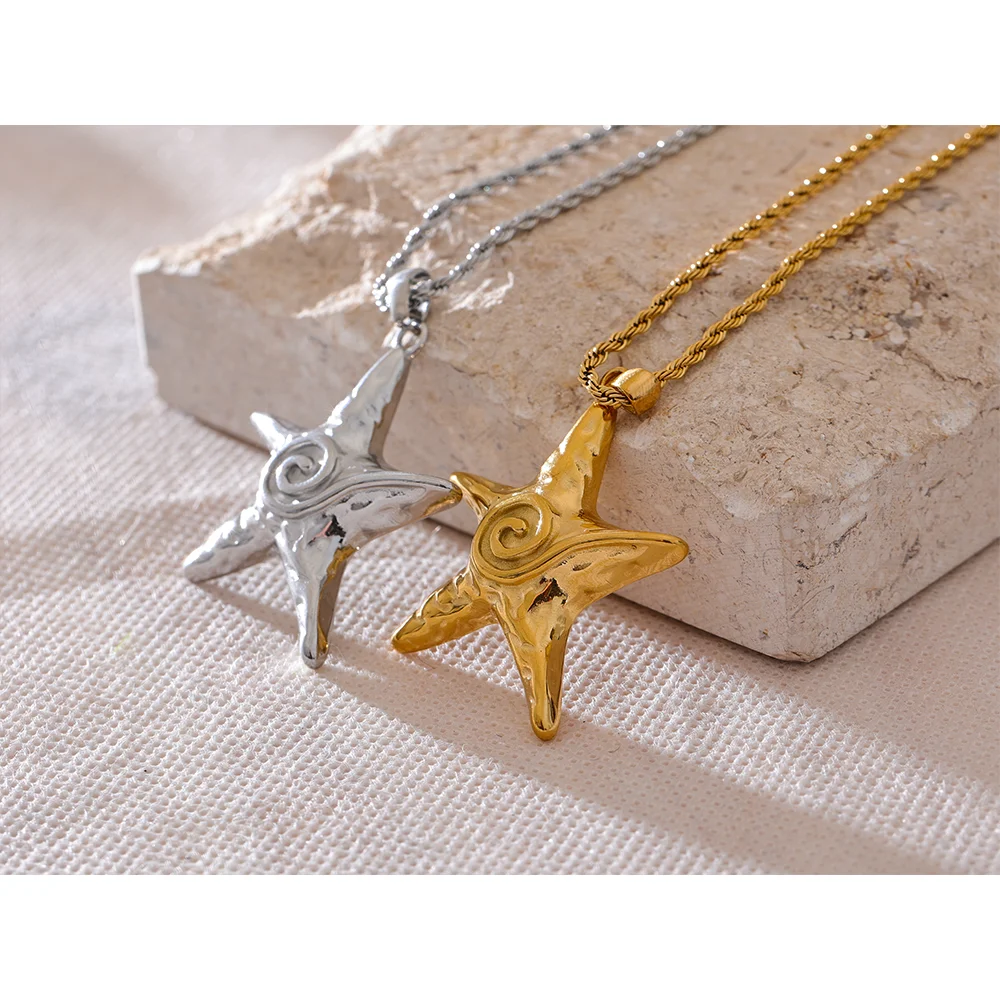 Star necklace in gold-plated 316L stainless steel.