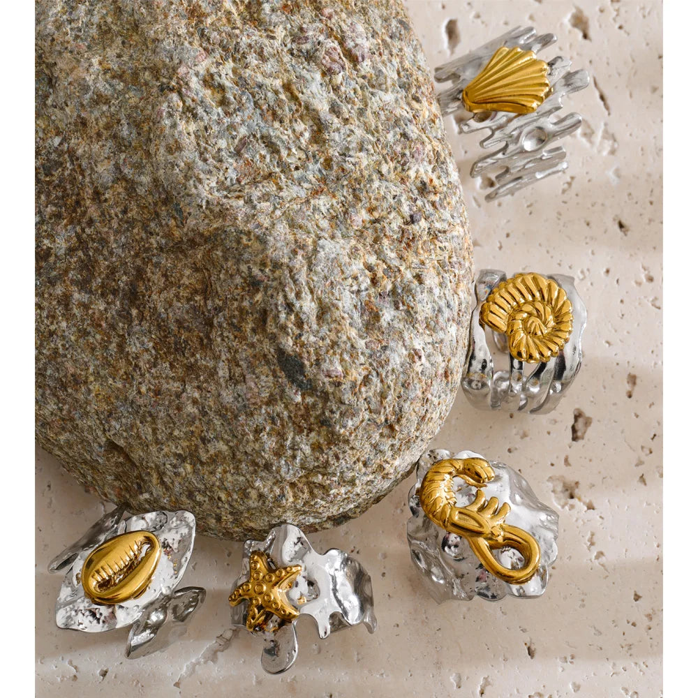 Shell star geometric ring in 18K gold-plated stainless steel with shell.