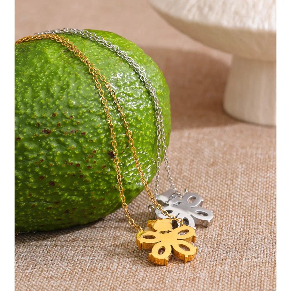 Cubic zirconia flower necklace in gold-plated stainless steel with cubic zirconia.