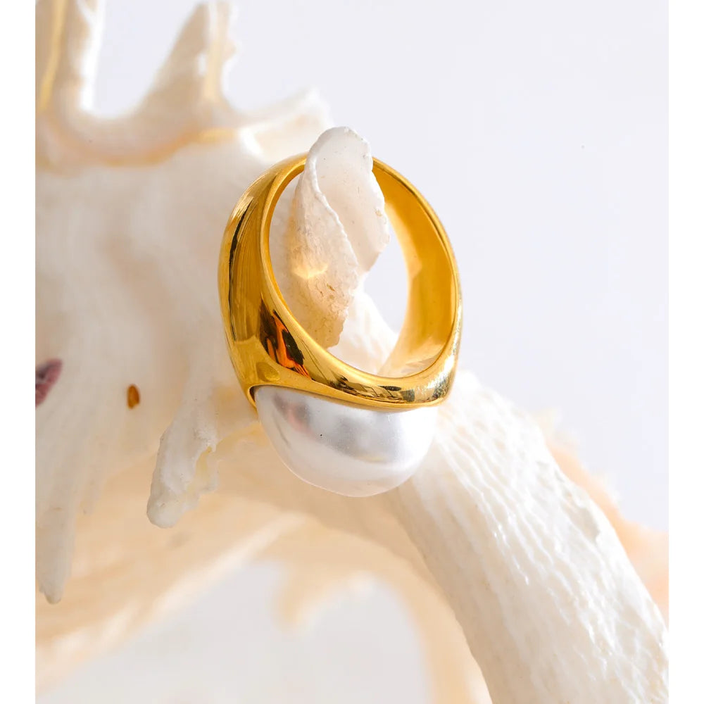 Pearl geometric ring in gold-plated stainless steel with pearl.