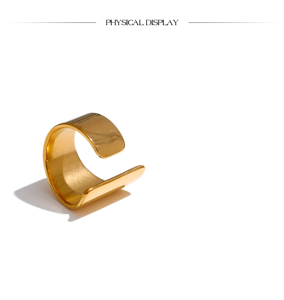 Minimalist geometric ring in 18K gold-plated stainless steel.