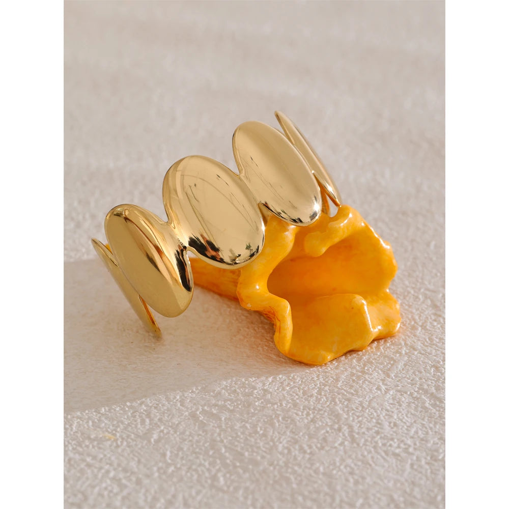 Geometric bracelet in gold-plated stainless steel.