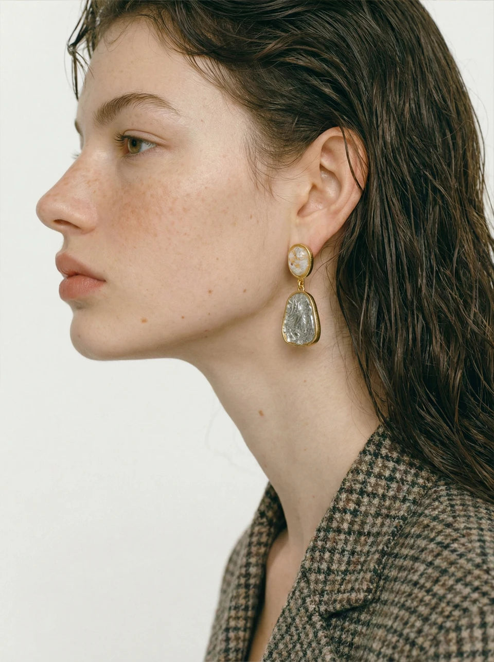 White resin multi-color earrings in gold-plated stainless steel with resin.