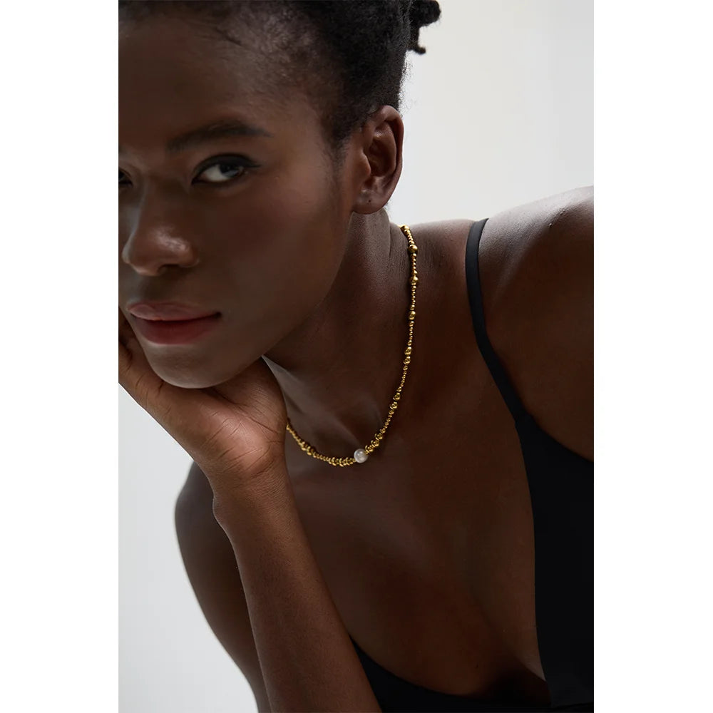 Freshwater pearl geometric necklace in 18K gold-plated stainless steel with freshwater pearl.