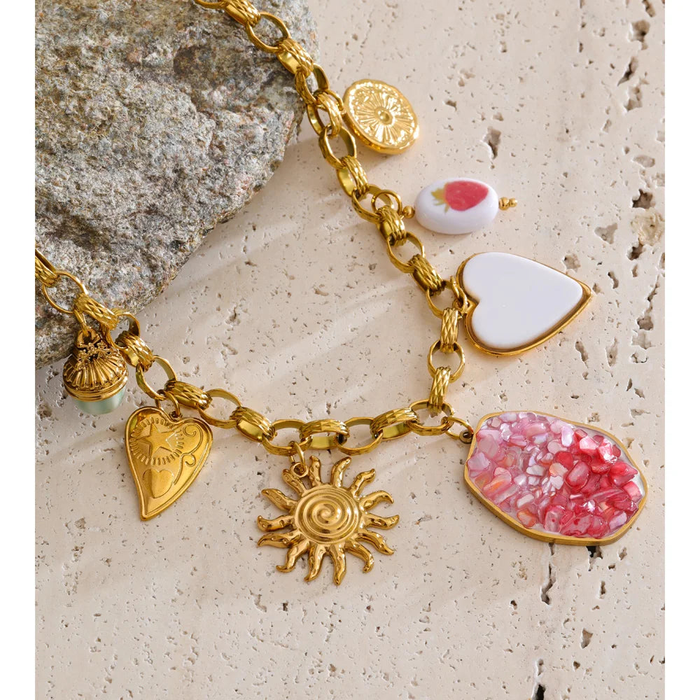 Shell resin heart necklace in gold-plated stainless steel with shell and resin.