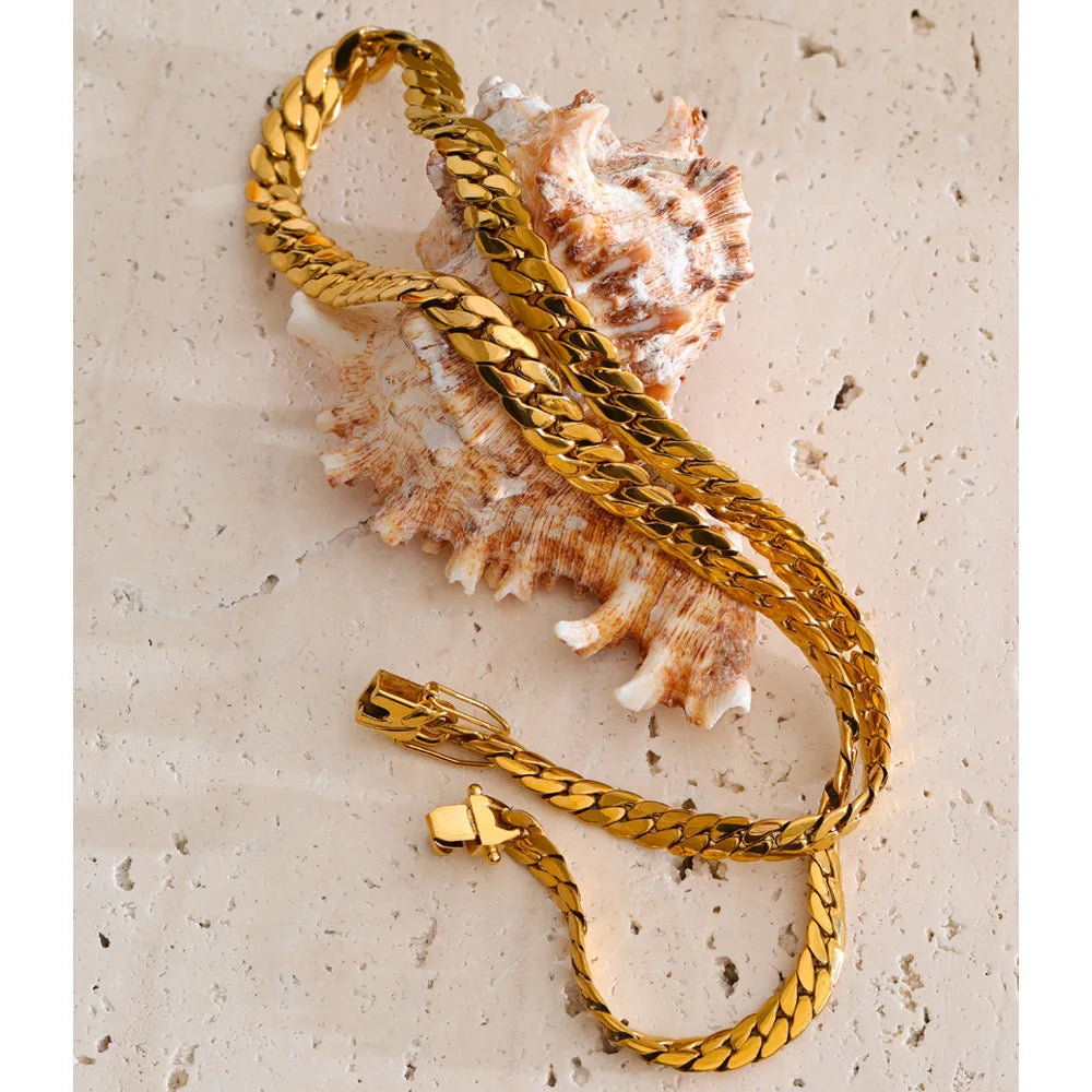 Geometric chain necklace in gold-plated stainless steel.