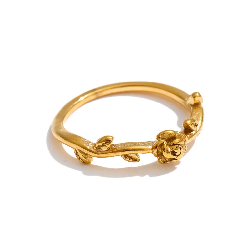 Flower ring in 18K gold-plated stainless steel.