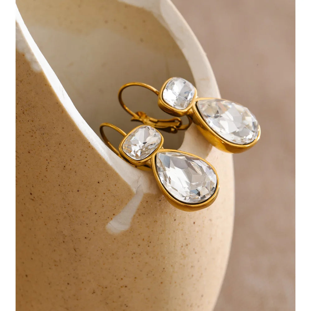 Crystal geometric earrings in gold-plated stainless steel with crystal.