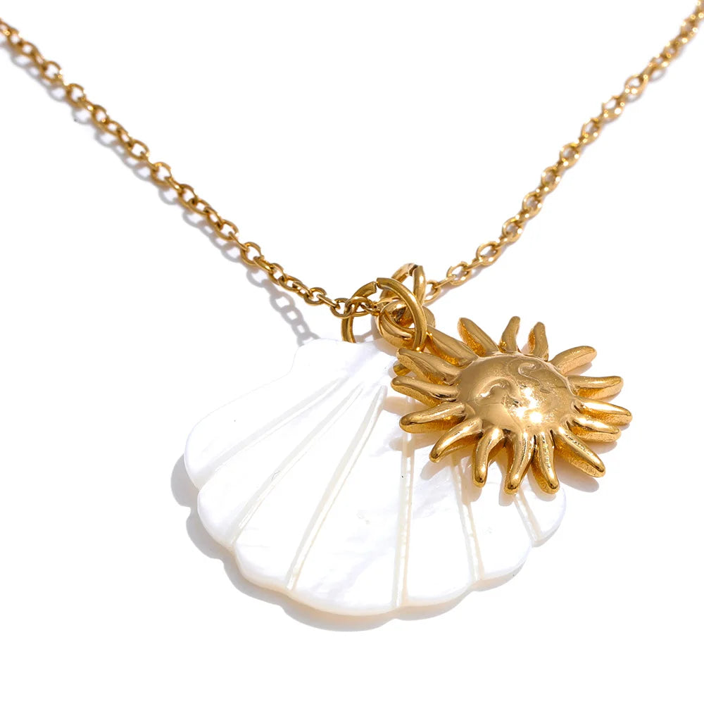 Shell star geometric necklace in gold-plated stainless steel with shell.