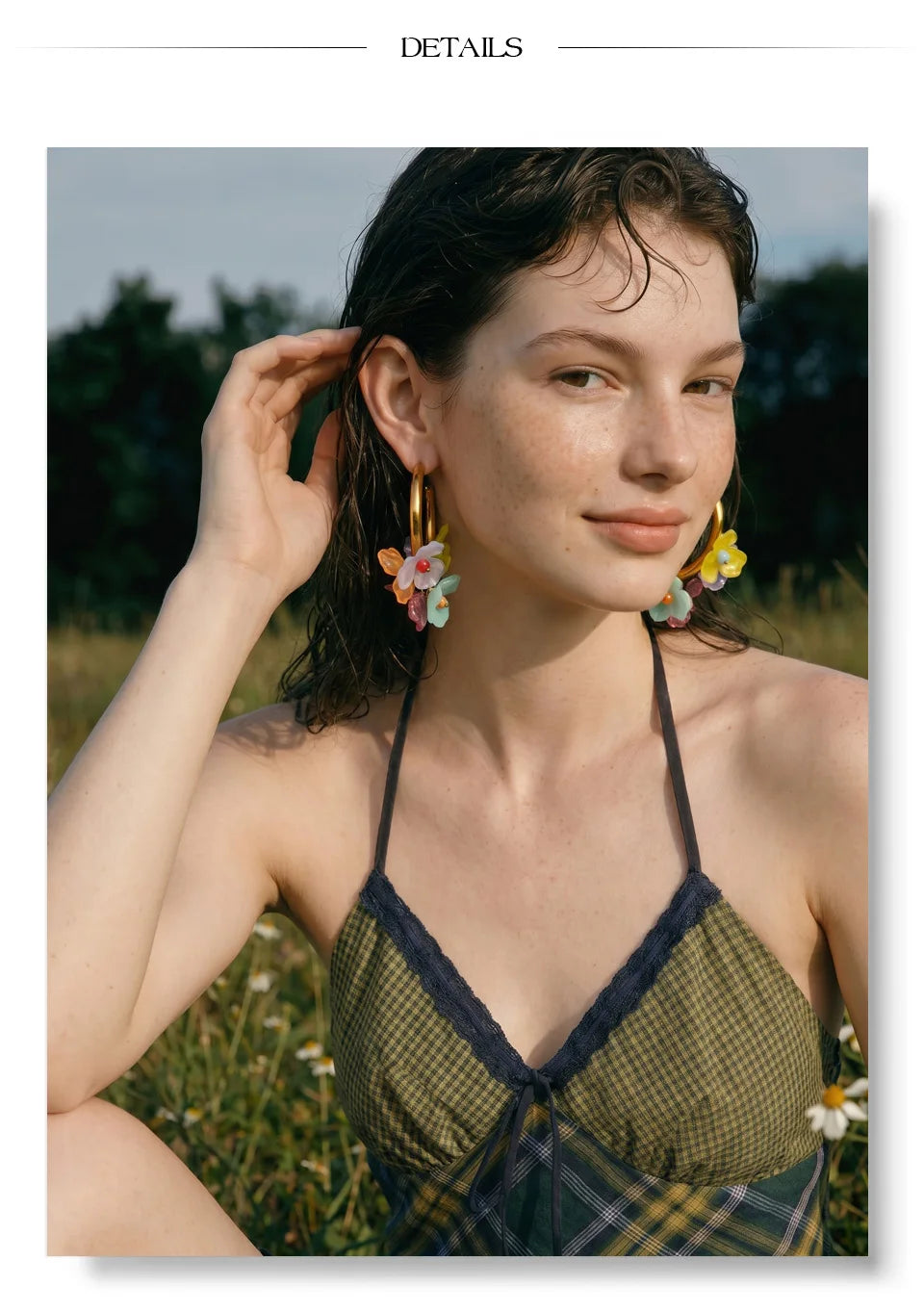 Resin flower multi-color earrings in gold-plated stainless steel with resin.