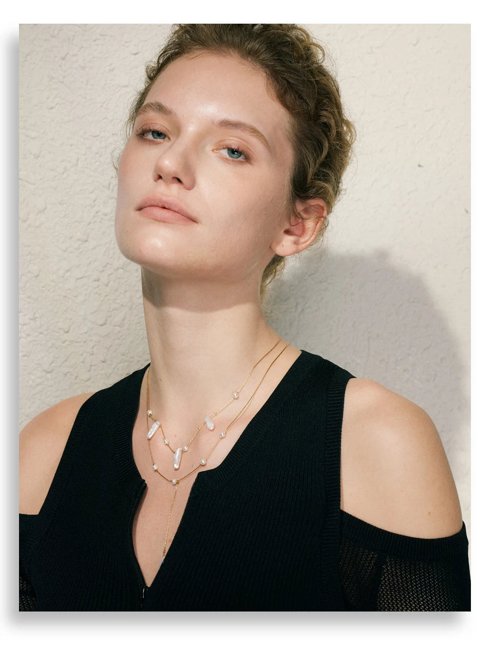 Freshwater pearl geometric necklace in gold-plated stainless steel with freshwater pearl.