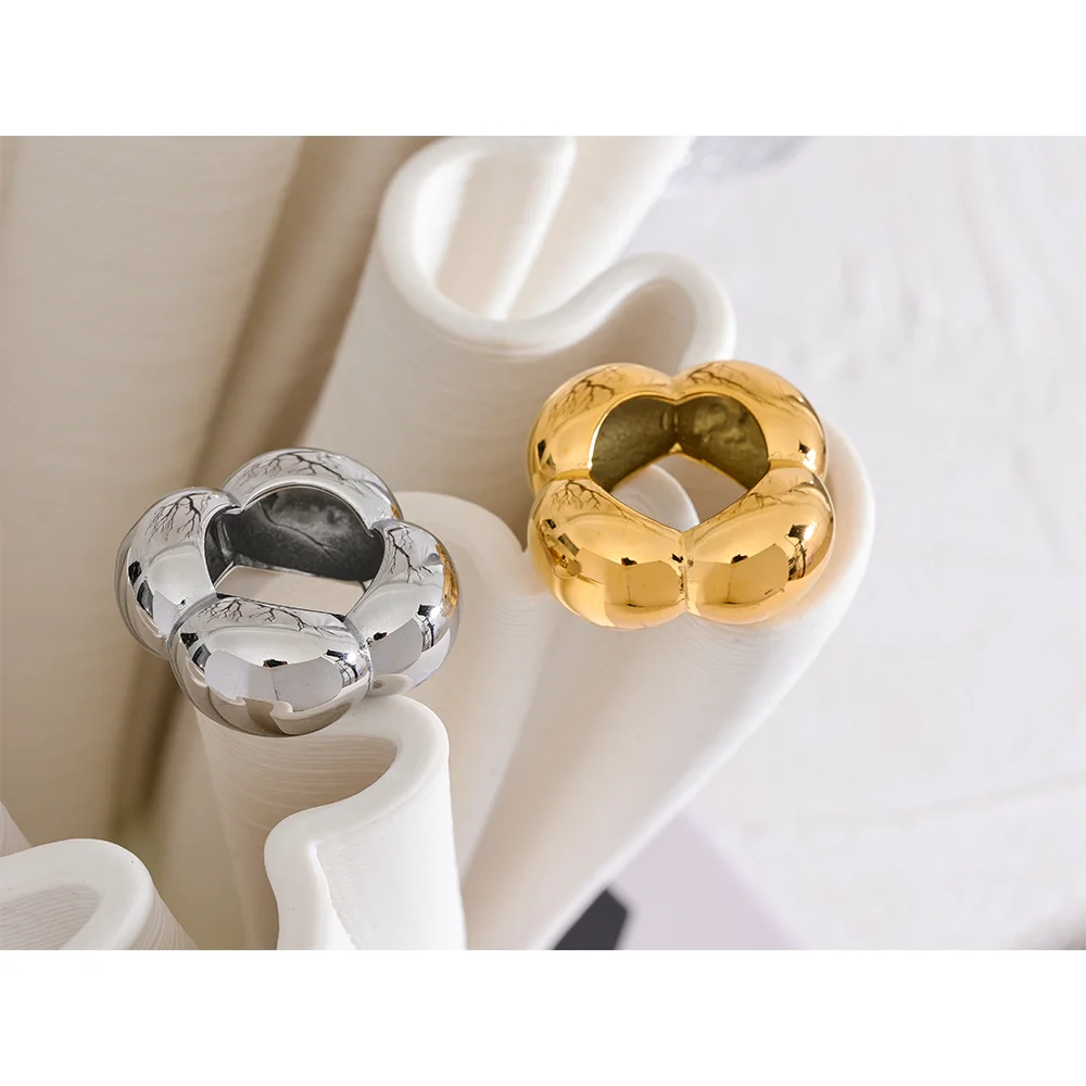 Flower geometric ring in 18K gold-plated 316L stainless steel.