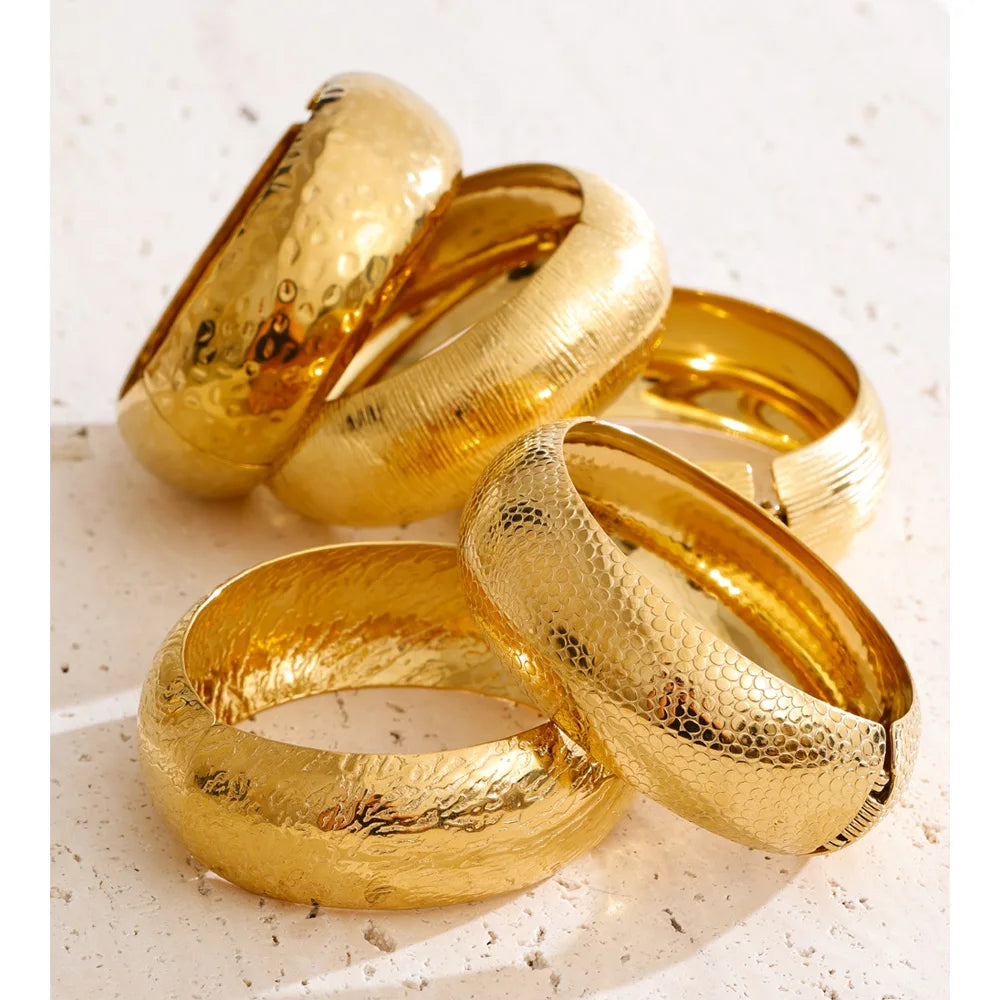 Hammered geometric bracelet in gold-plated stainless steel.