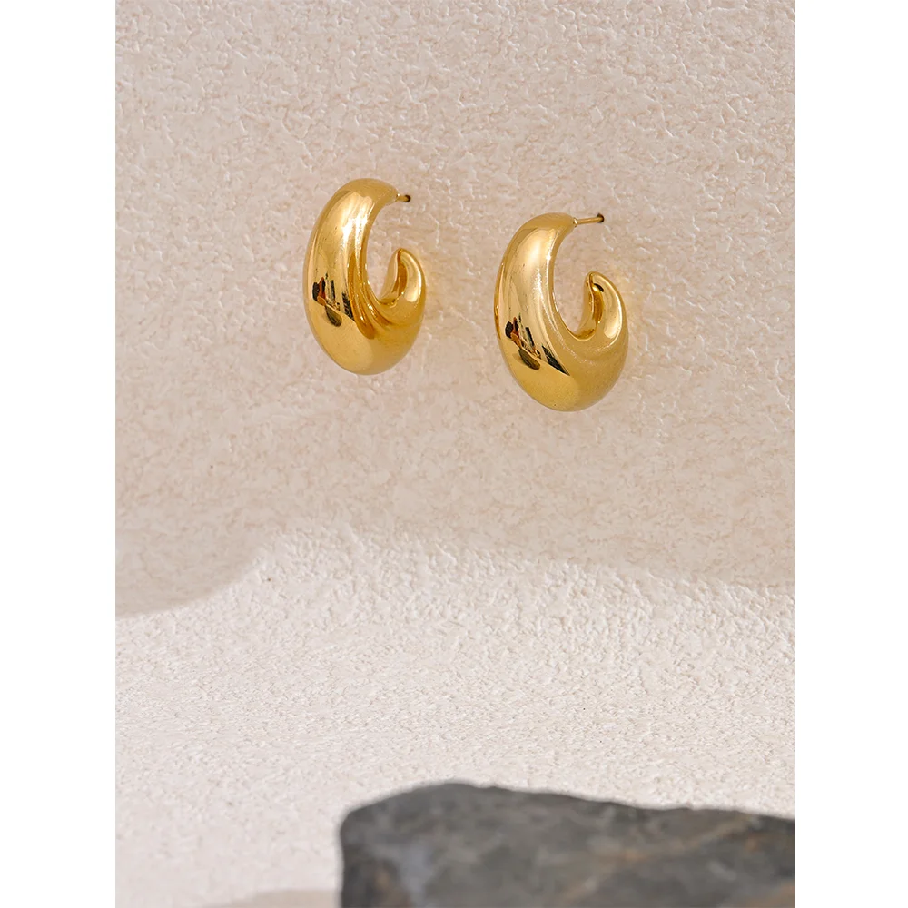 Geometric earrings in gold-plated stainless steel.