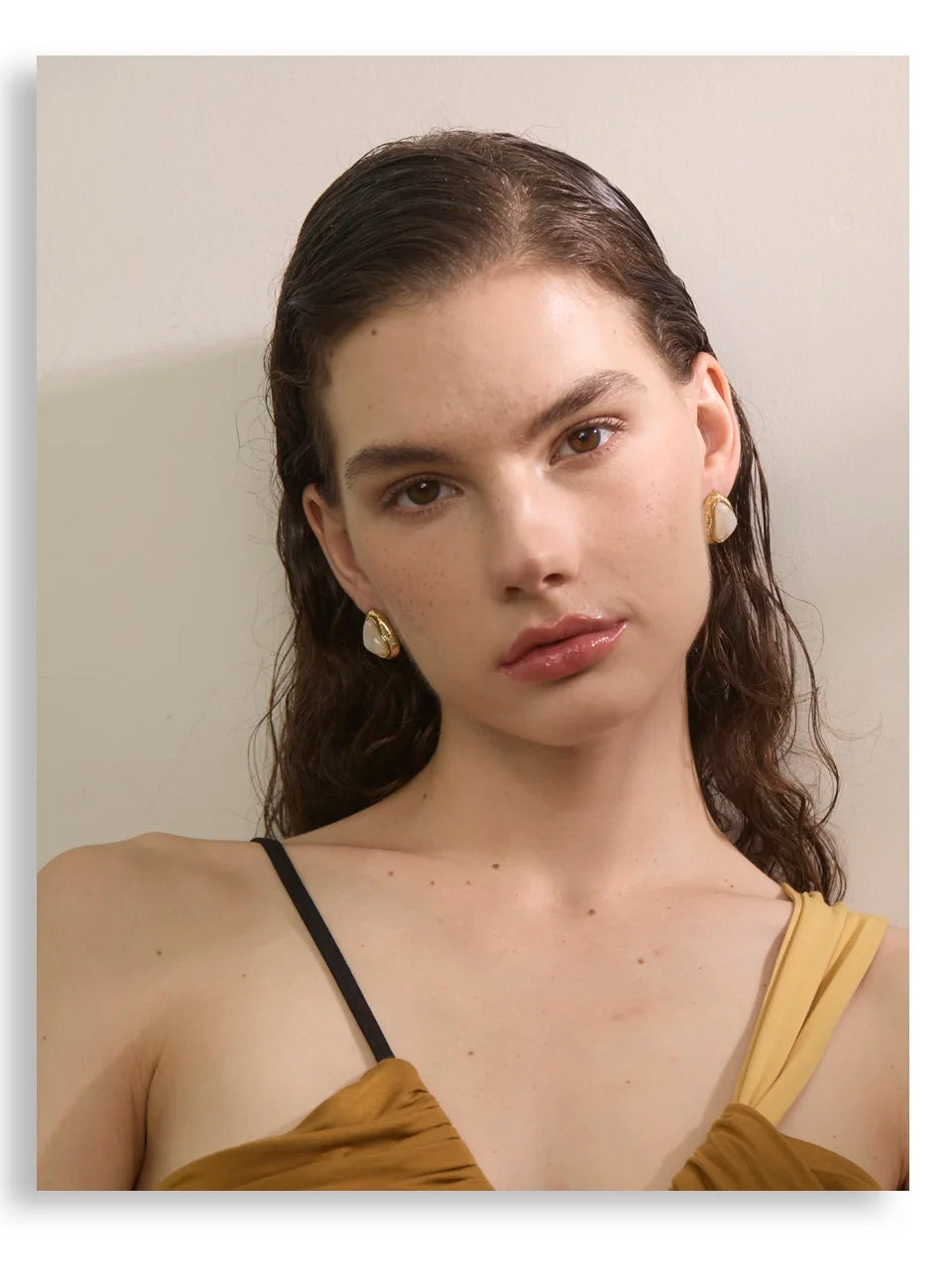 Resin acrylic heart earrings in gold-plated stainless steel with resin and acrylic.