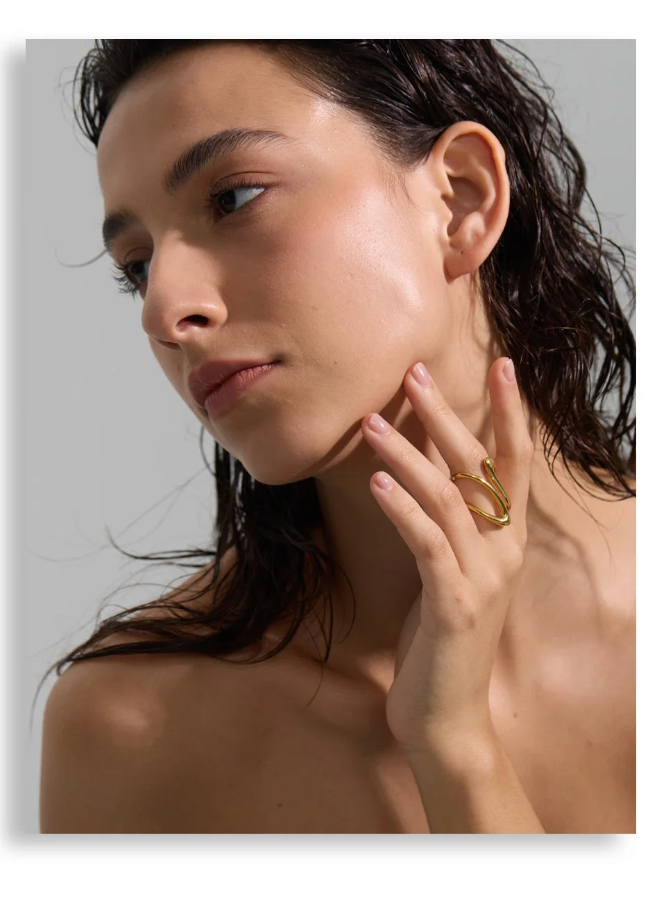 Minimalist geometric ring in gold-plated stainless steel.