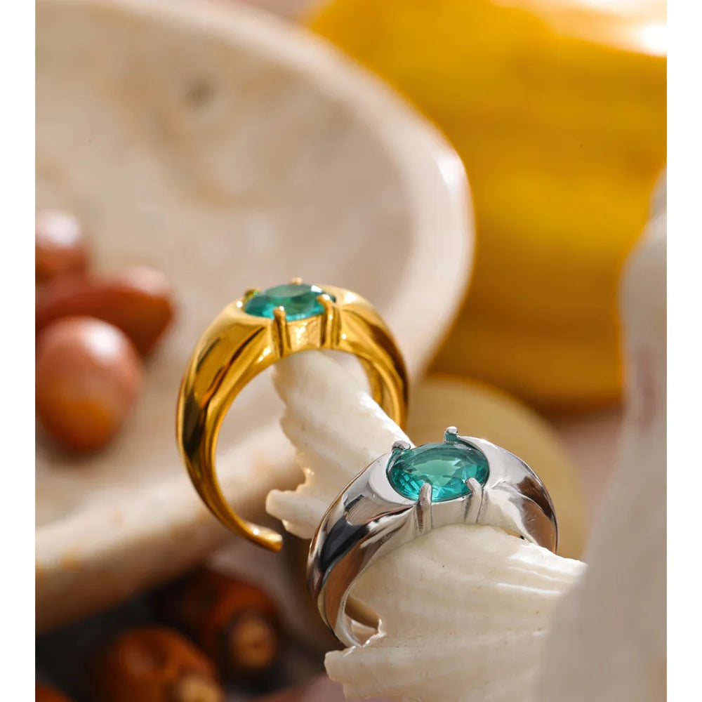 White cubic zirconia geometric ring in 18K gold-plated stainless steel with cubic zirconia.