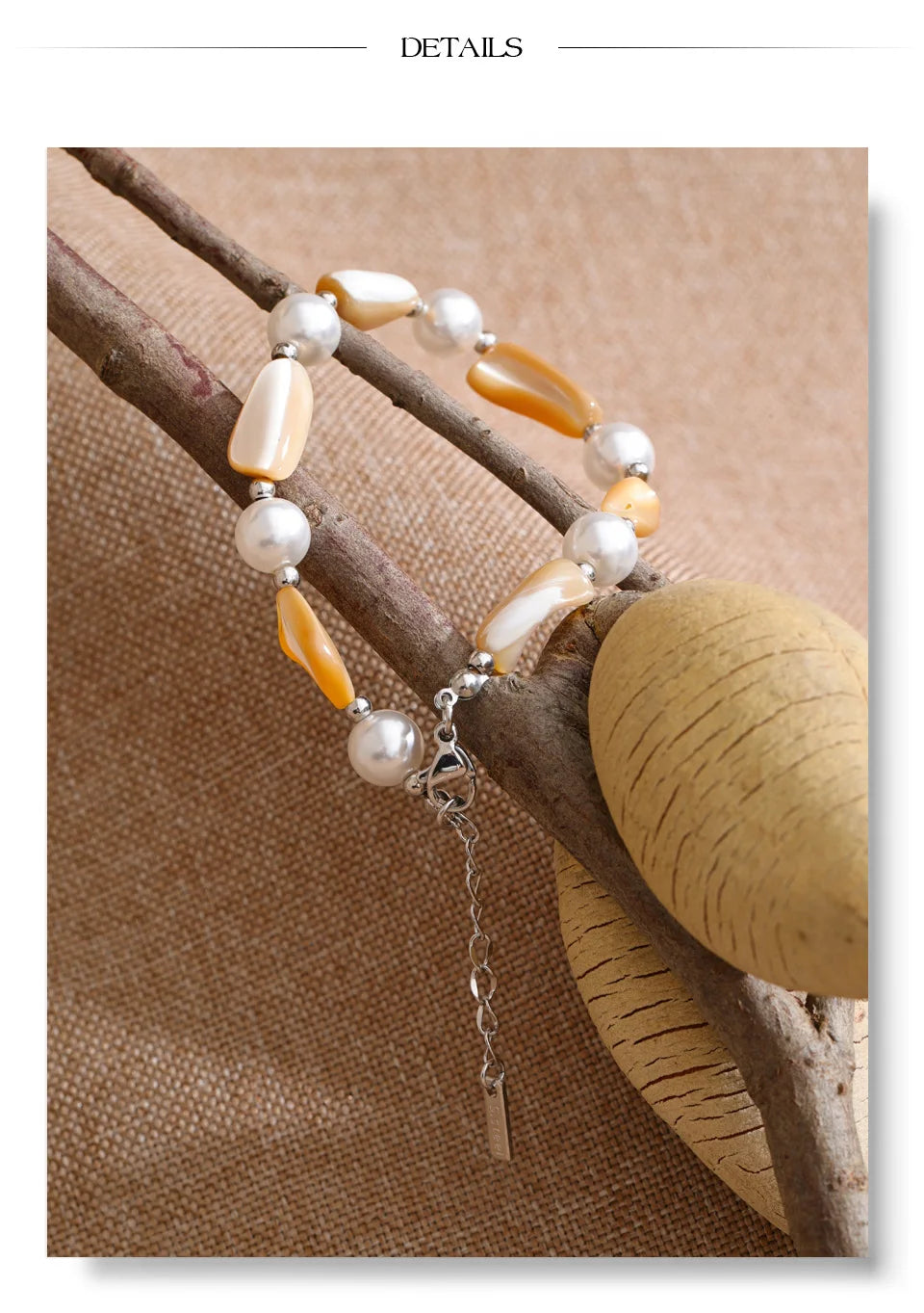 Pearl resin beaded necklace in gold-plated stainless steel with pearl and resin.