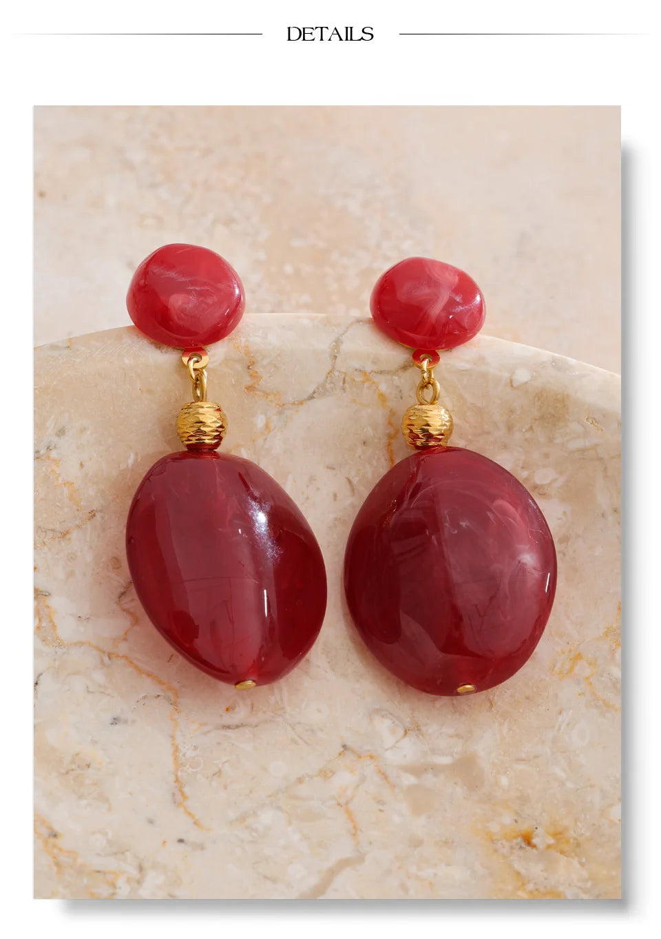 Resin geometric earrings in gold-plated stainless steel with resin.