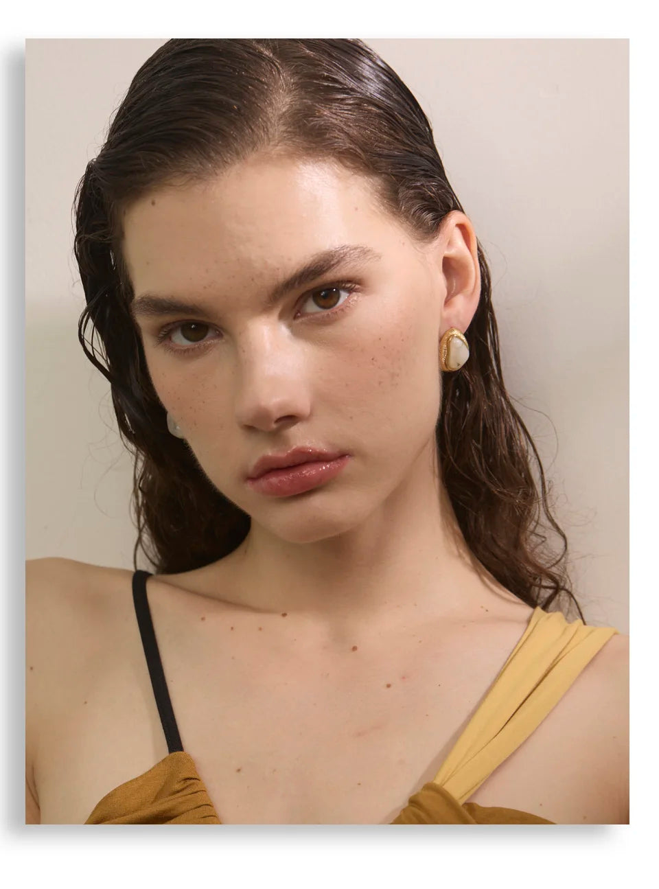 Resin acrylic heart earrings in gold-plated stainless steel with resin and acrylic.