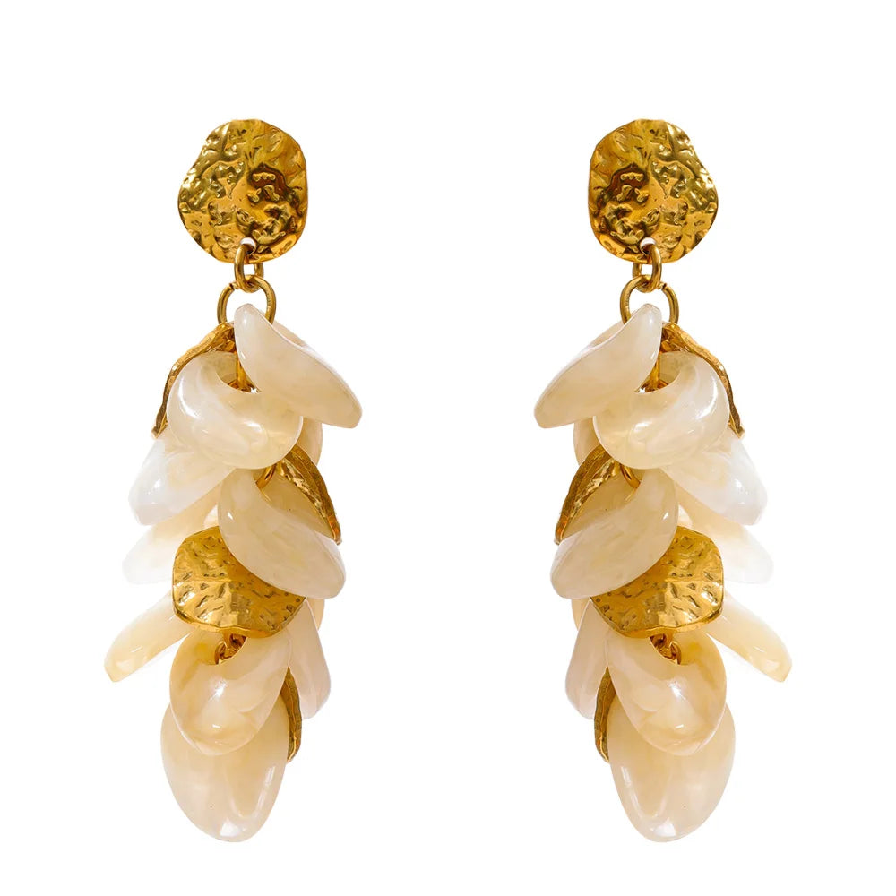 Gold-plated stainless steel earrings with resin, featuring a large pearl cluster and smaller pearls.