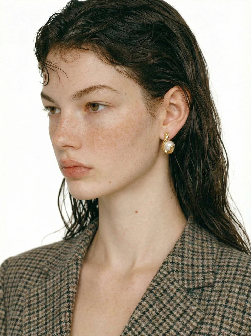 Pearl geometric earrings in gold-plated stainless steel with pearl.