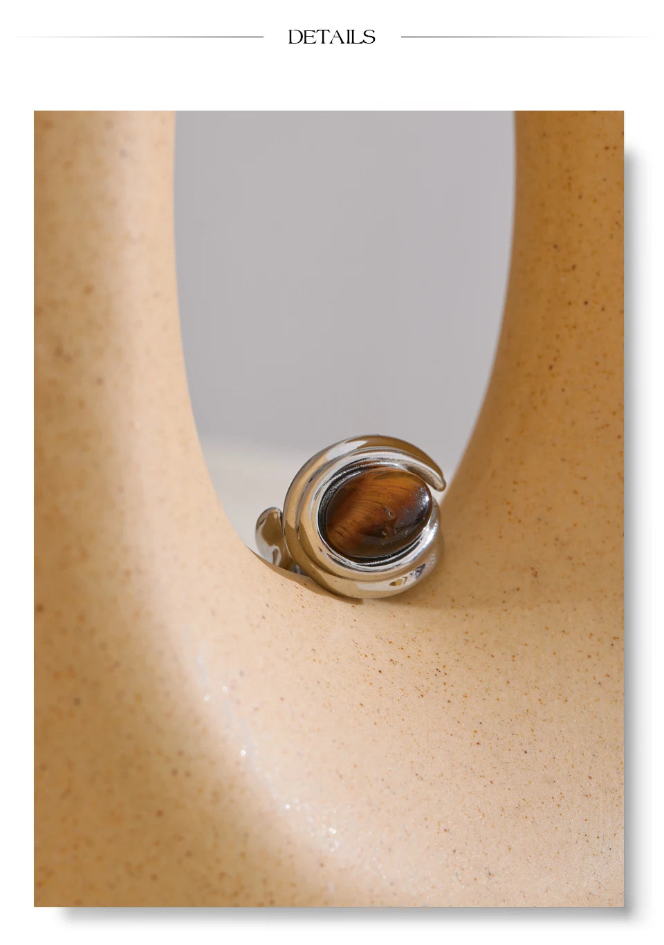 Natural stone geometric ring in gold-plated stainless steel with natural stone.