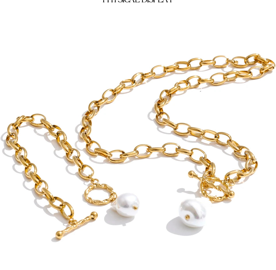 Pearl geometric necklace in gold-plated stainless steel with pearl.