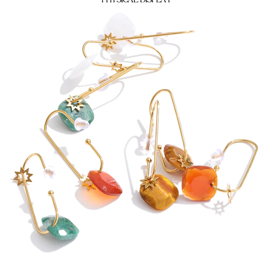 Natural stone geometric earrings in gold-plated stainless steel with natural stone.