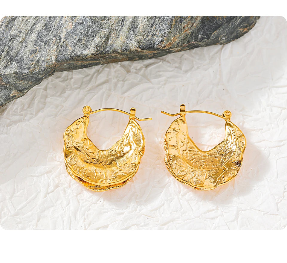 Geometric earrings in 18K gold-plated stainless steel.