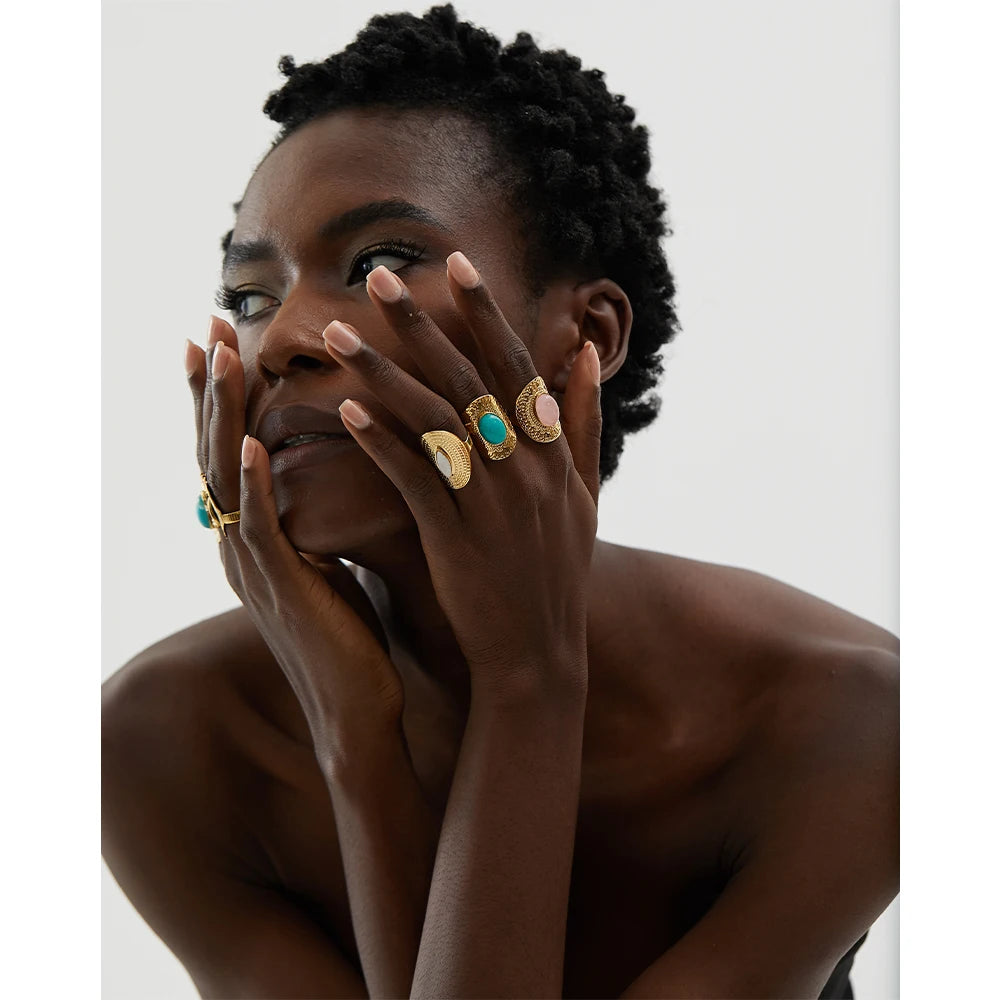 Green natural stone geometric ring in 18K gold-plated stainless steel with natural stone.