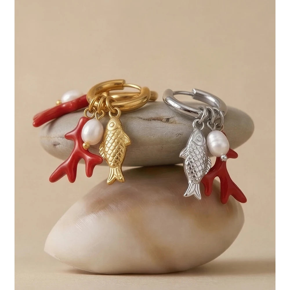 Freshwater pearl geometric earrings in gold-plated stainless steel with freshwater pearl.
