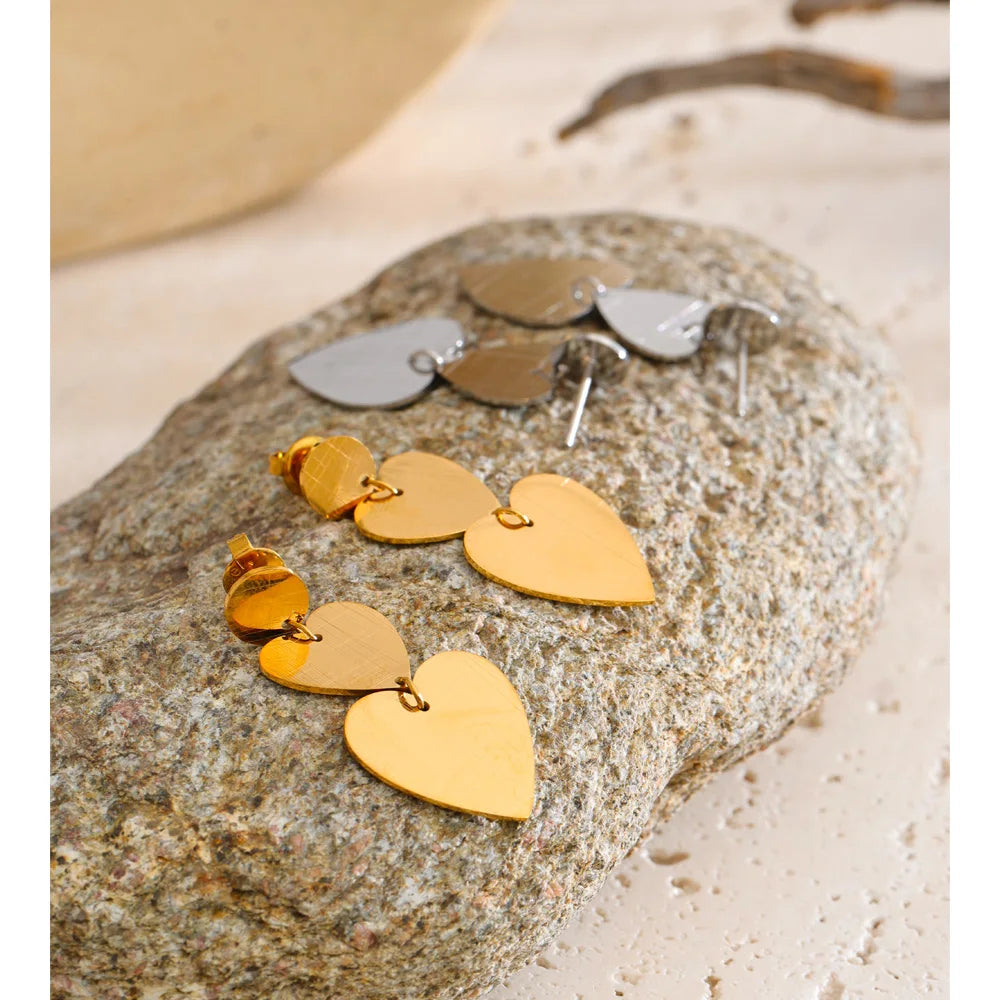 Heart earrings in gold-plated stainless steel.