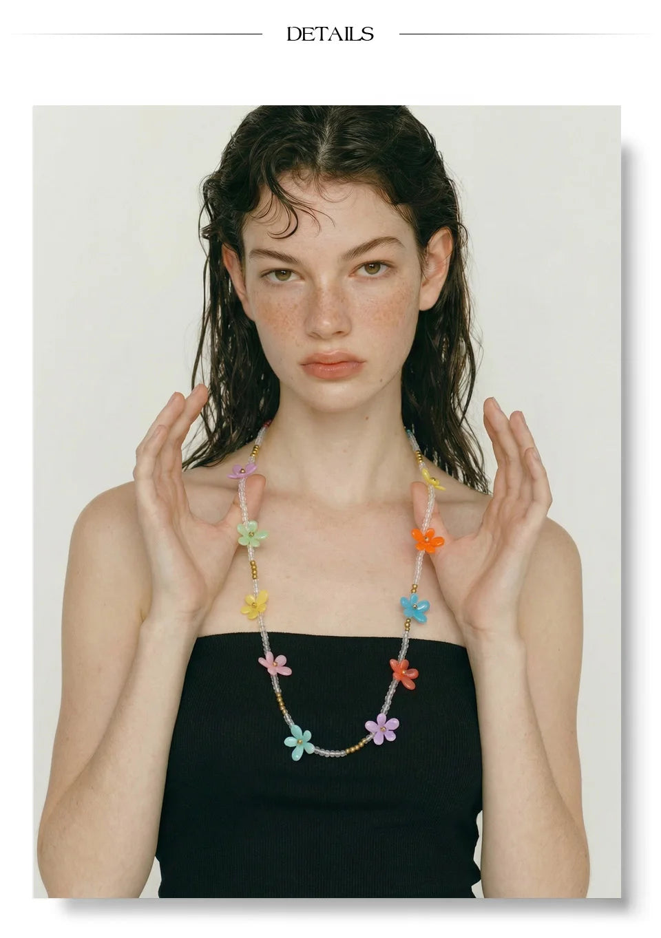 Pearl resin flower necklace in gold-plated stainless steel with pearl and resin.