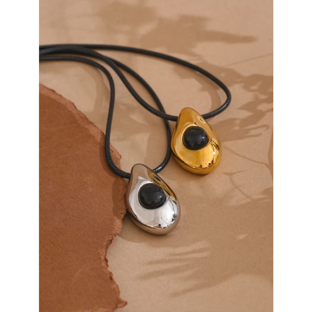 Natural stone geometric necklace in gold-plated stainless steel with natural stone.