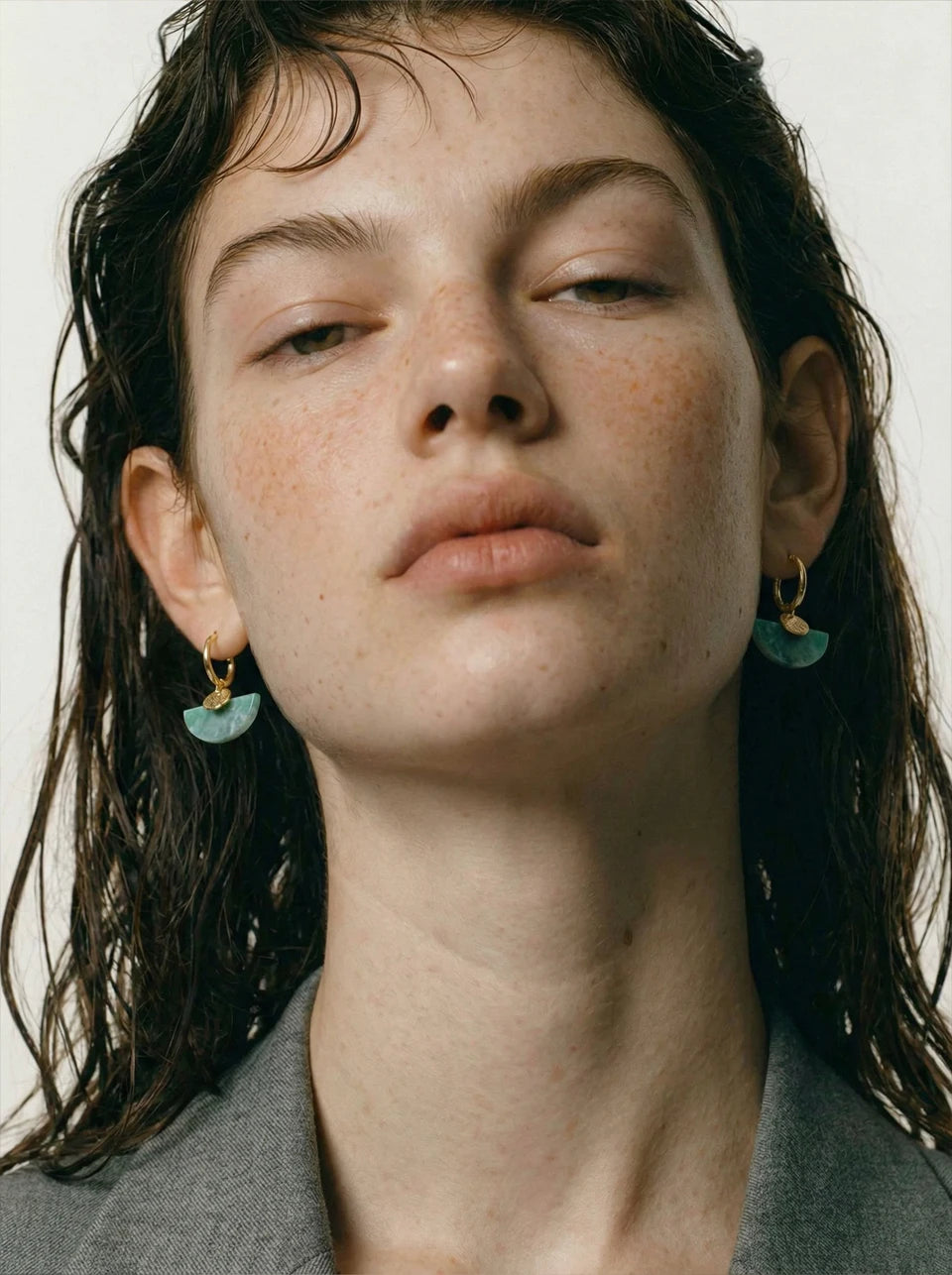 Natural stone geometric earrings in gold-plated stainless steel with natural stone.