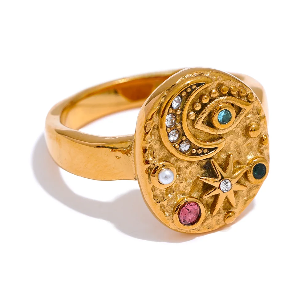 Cubic zirconia star moon ring in 18K gold-plated stainless steel with cubic zirconia.