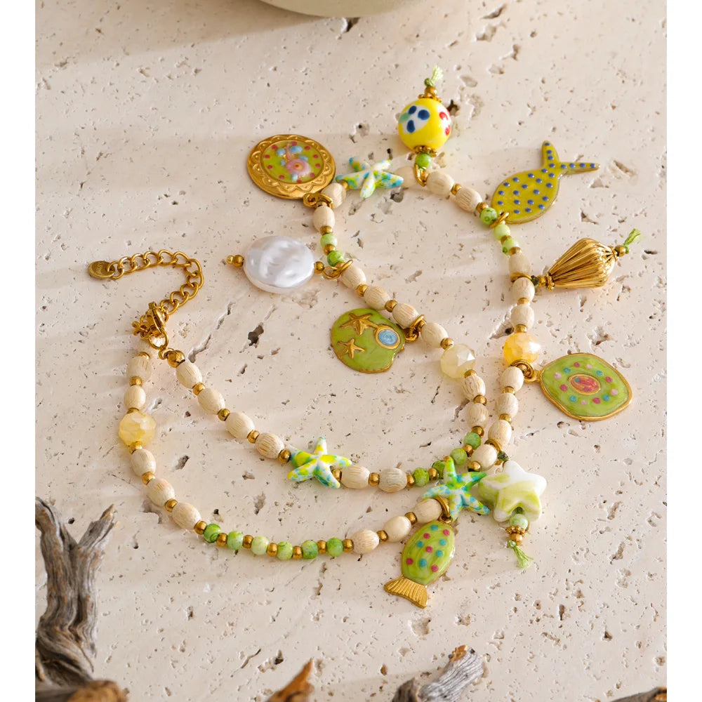 Resin star geometric necklace in gold-plated stainless steel with resin.
