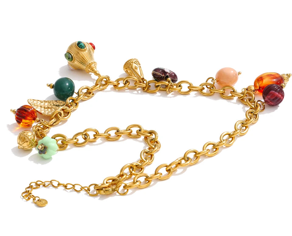 Resin heart geometric necklace in gold-plated stainless steel with resin.