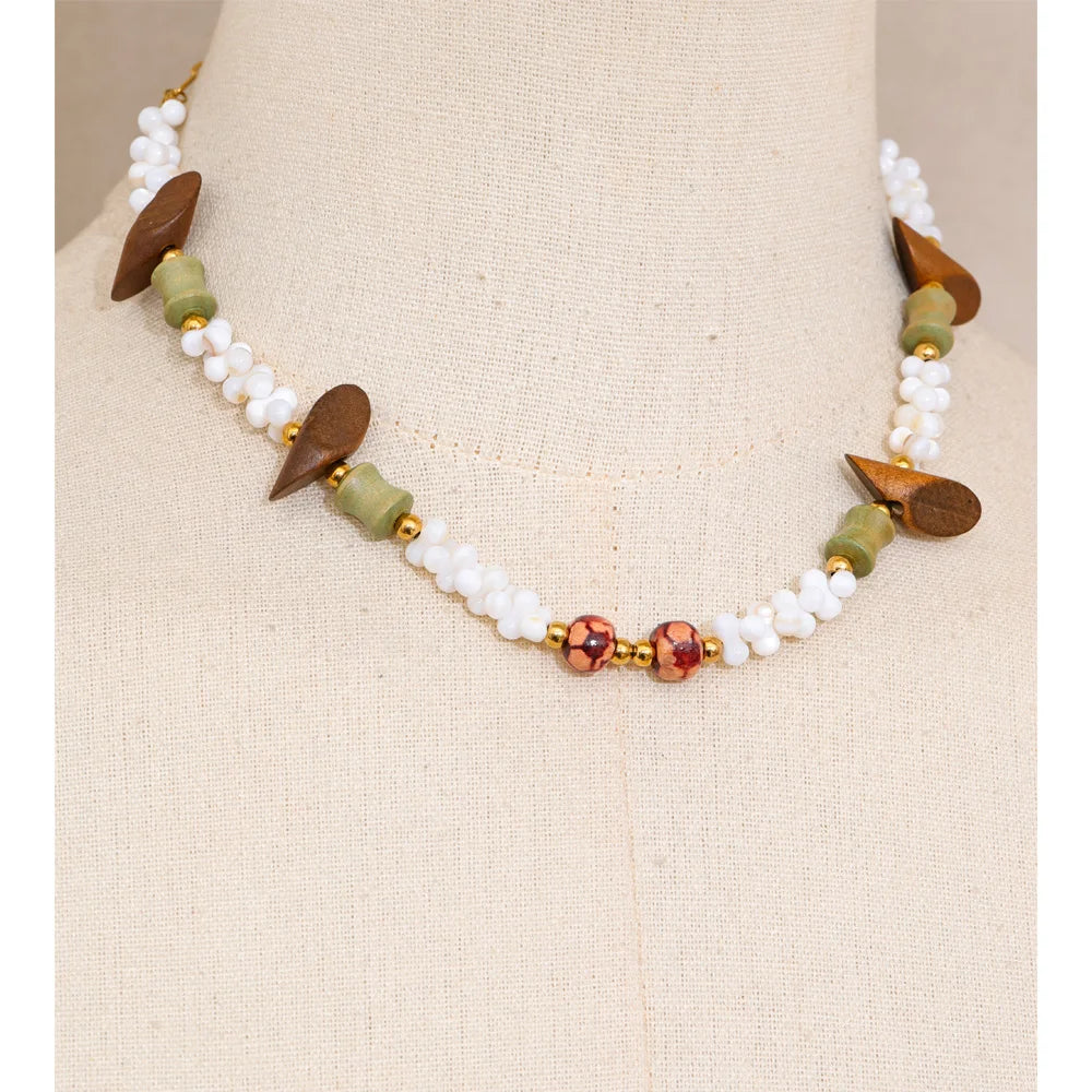 Shell beaded geometric necklace in gold-plated stainless steel with shell.