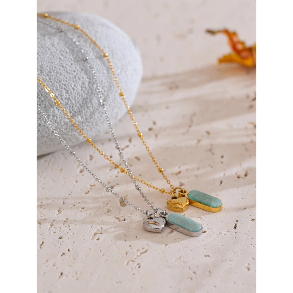 Natural stone heart geometric necklace in gold-plated stainless steel with natural stone.