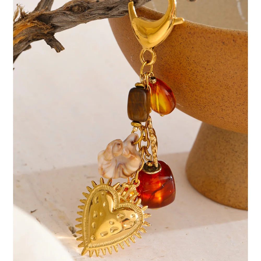 Resin heart chain necklace in gold-plated stainless steel with resin.