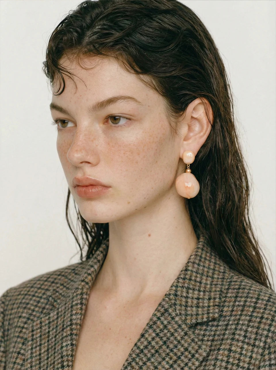 Resin geometric earrings in gold-plated stainless steel with resin.