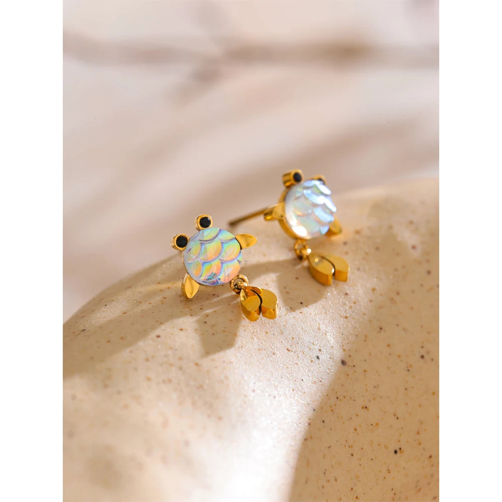 Resin multi-color geometric earrings in gold-plated stainless steel with resin.