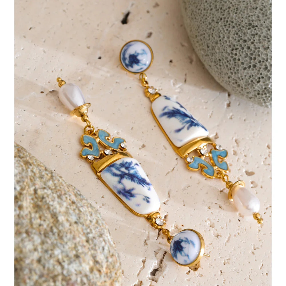 Pearl resin flower earrings in gold-plated stainless steel with pearl and resin.