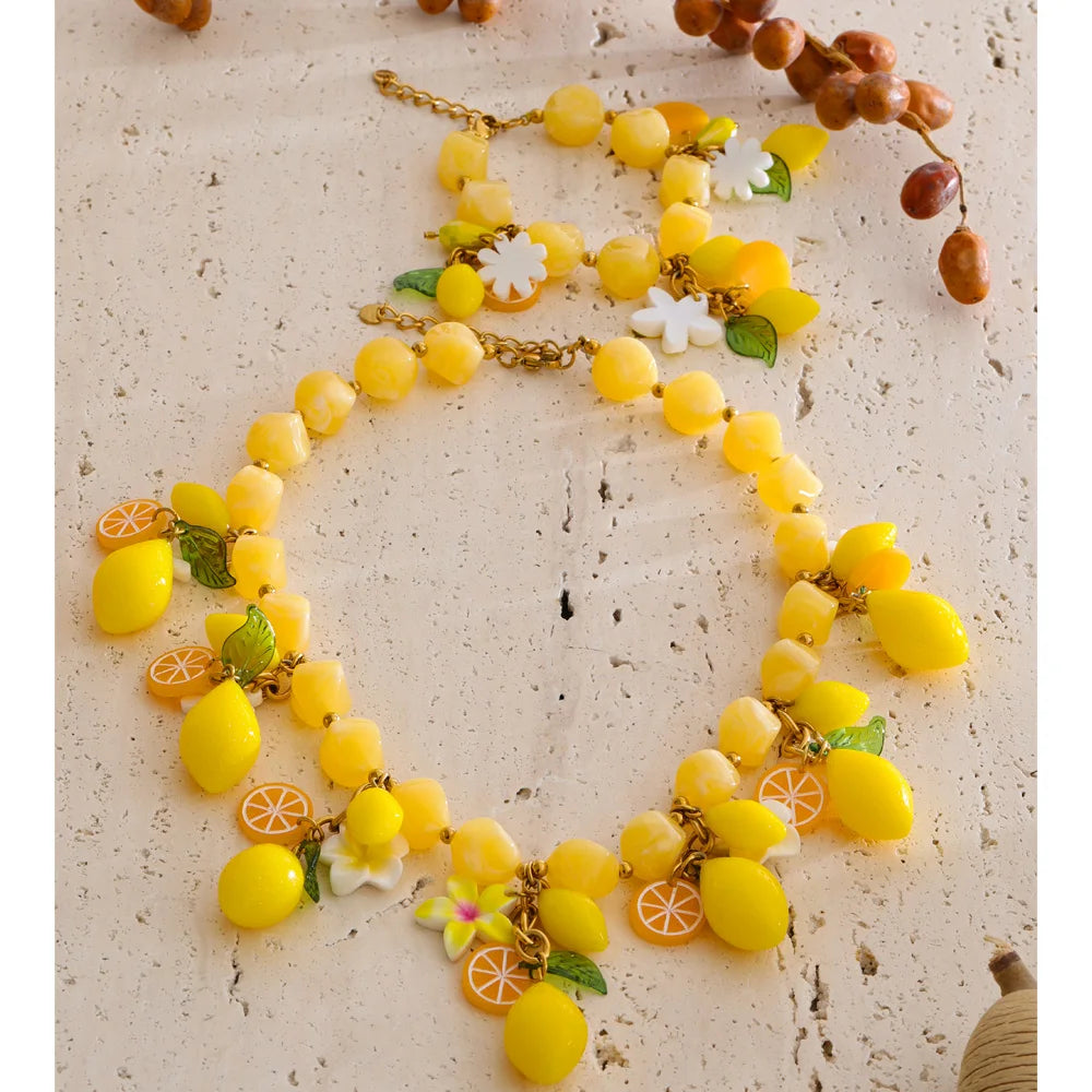 Resin geometric necklace in gold-plated stainless steel with resin.