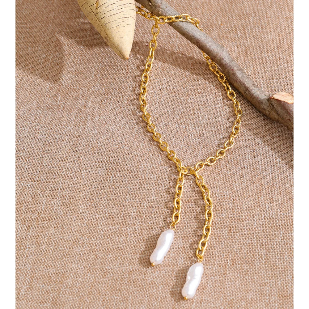 Pearl geometric chain necklace in gold-plated stainless steel with pearl.