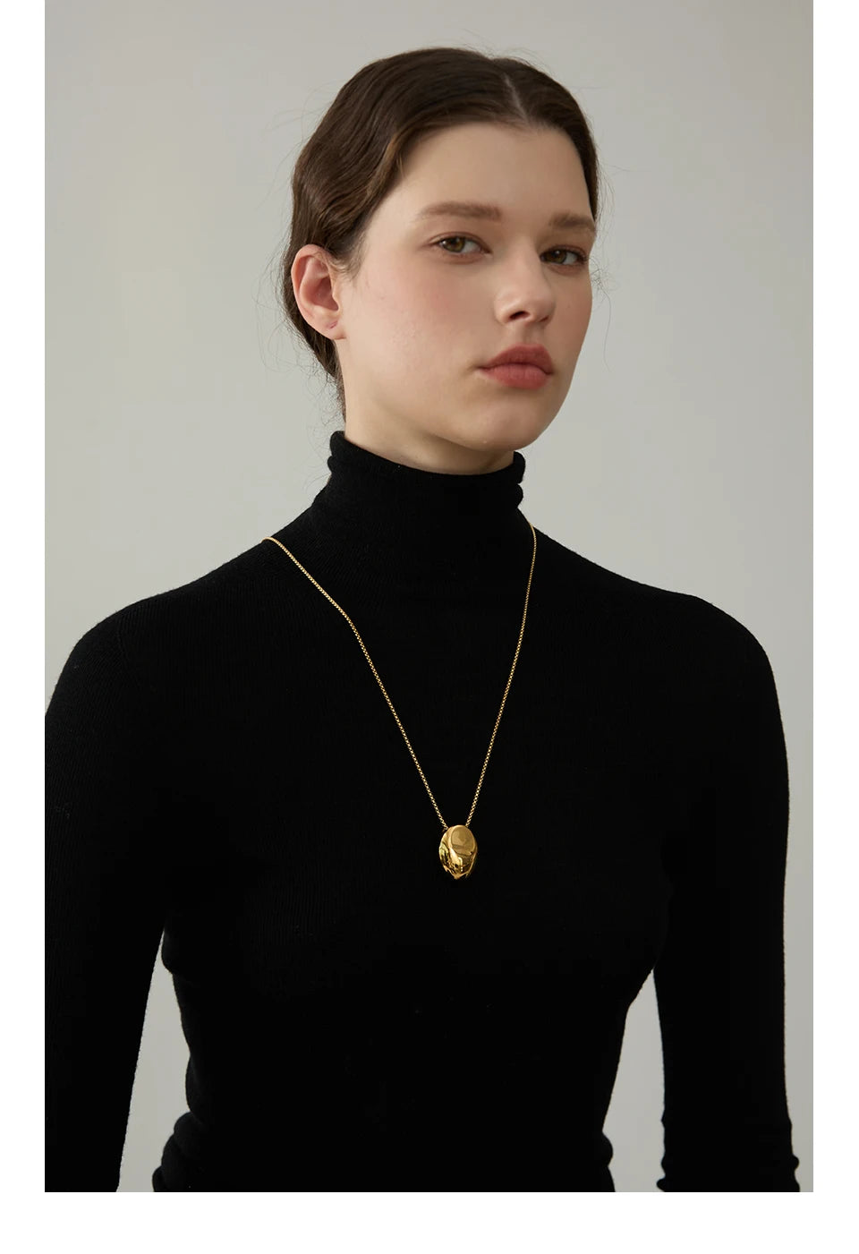 Minimalist geometric chain necklace in gold-plated 316L stainless steel.