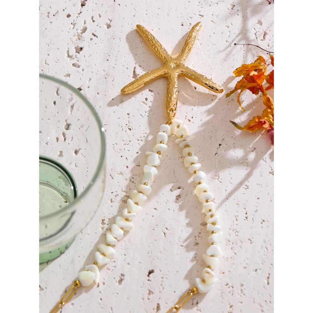 Shell star chain necklace in gold-plated stainless steel with shell.